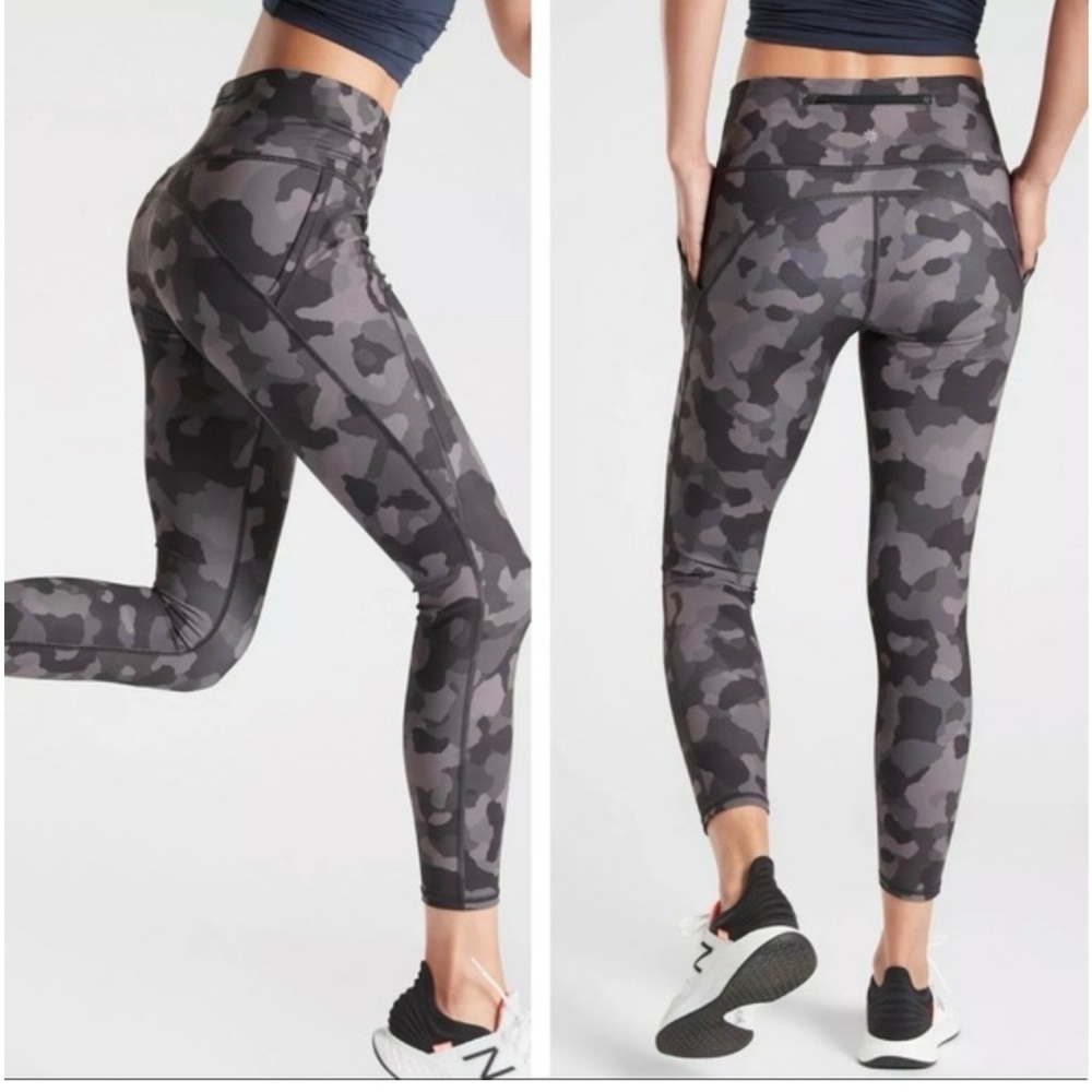 Athleta women’s lightning camo 7/8 tight leggings size medium